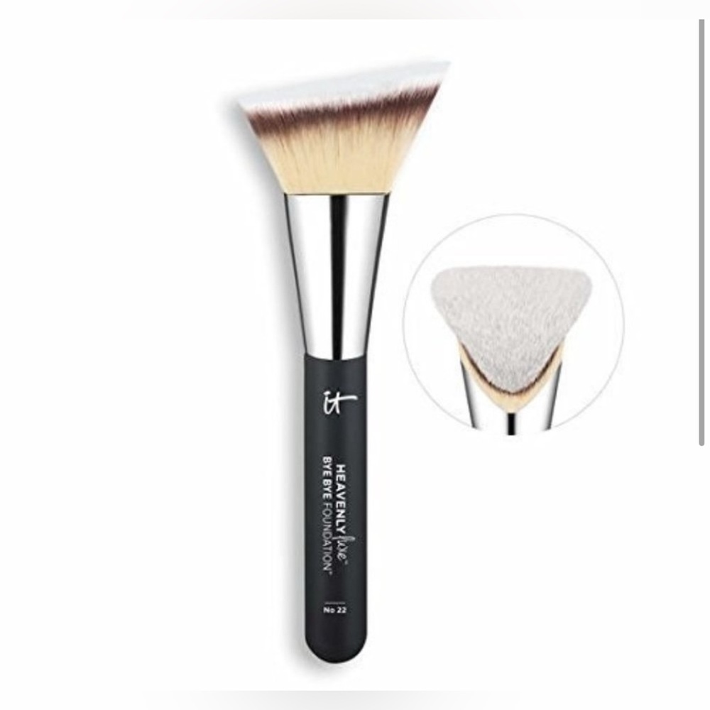 IT Cosmetics NO 22 skin-perfecting complexion Brush. NIB.